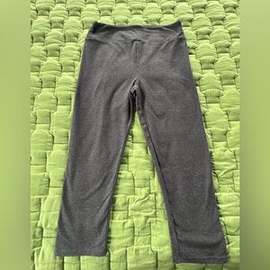 Grace and Lace - Live-in Capris Leggings
COLOR: HEATHER CHARCOAL | SIZE: 8-12